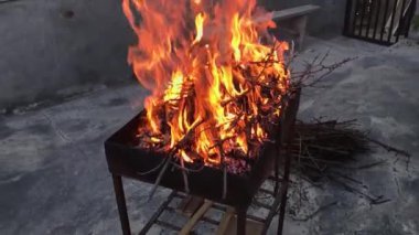 Ağır çekimde ızgara içinde ateş