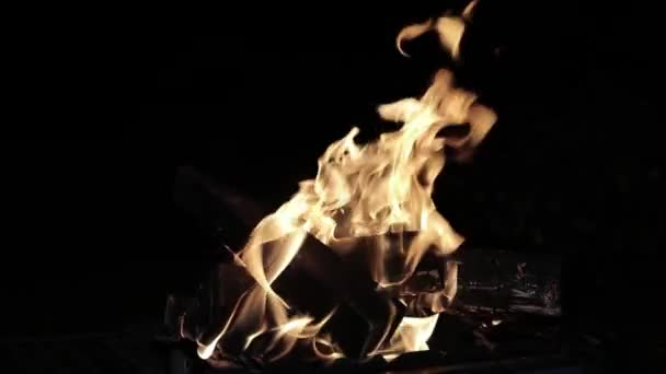 Fuego nocturno en cámara lenta — Vídeo de stock