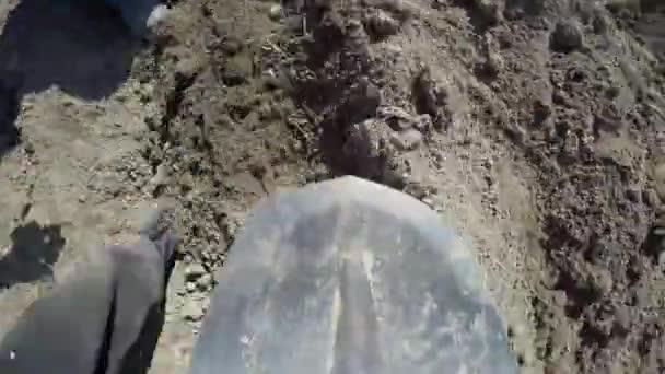 Plantering av potatis. POV video. — Stockvideo