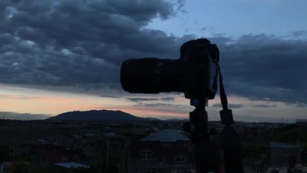 Camera shoots sunset — Stock Video