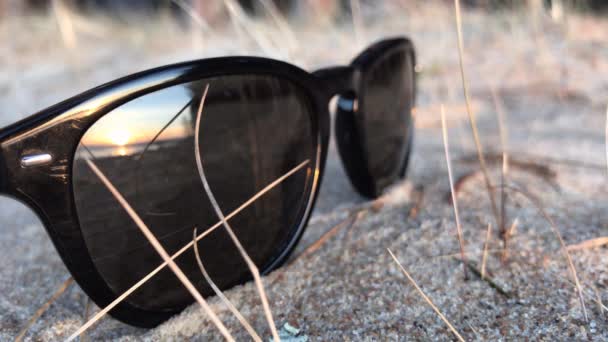 Відображення заходу сонця в сонцезахисних окулярах . — стокове відео