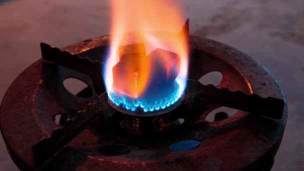 Verwarming van kokosnoot kolen op een gasbrander close-up timelapse video. — Stockvideo
