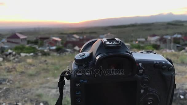 Câmera fotografa por do sol — Vídeo de Stock