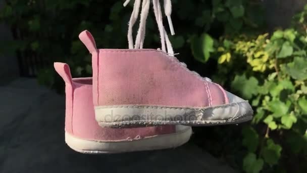 Πάνινα παπούτσια μωρών για το σύρμα σε αργή κίνηση. — Αρχείο Βίντεο