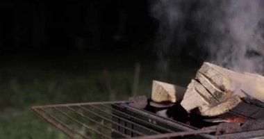 yakacak odun ateşe geceleri yakar.