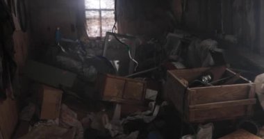 içinde terk edilmiş tütsü evinin eski bir yok. ilk kişi kameradan ile hareketi