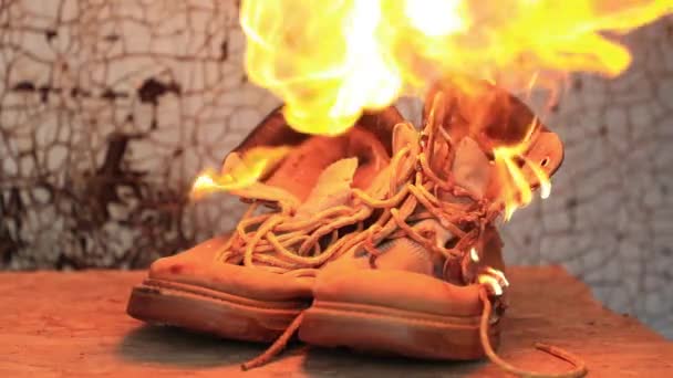 Old yellow suede boots burn flamethrower in slow-motion shooting close-up — Stock Video