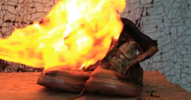 Vieilles bottes en daim jaune brûlent lance-flammes gros plan — Video