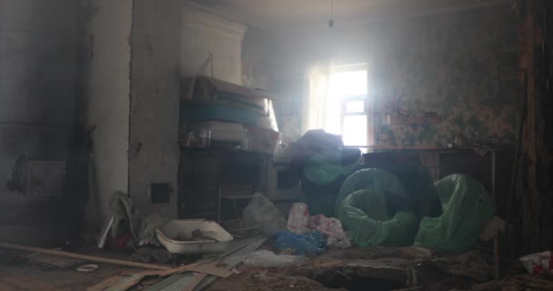 Dentro de una vieja casa de humo abandonada destruida. disparo estático — Vídeos de Stock