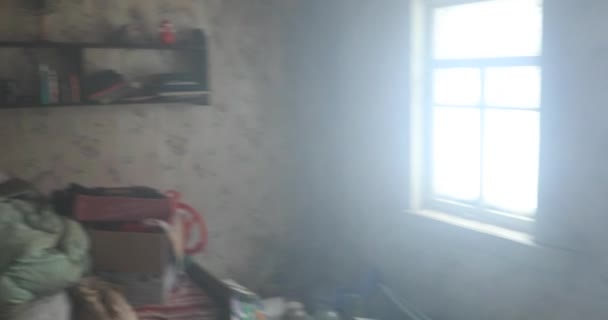 Inuti förstörde en gammal övergivna röker huset. rörelse med kameran från den första personen — Stockvideo