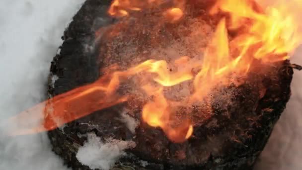 Hielo en un muñón de madera se derrite bajo una corriente de fuego en cámara lenta — Vídeo de stock