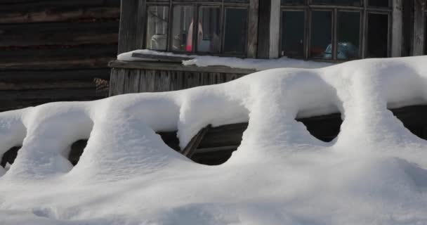 Velha casa de madeira abandonada sob a neve — Vídeo de Stock