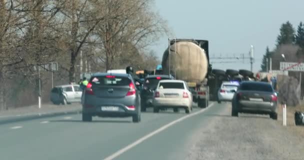 Begunitsy, Leningrad Region, Volosovo District, Rusya Federasyonu - 13 Nisan 2018 yol trafik kazası. Kamyon kum yan, kırık arabası haddelenmiş. — Stok video