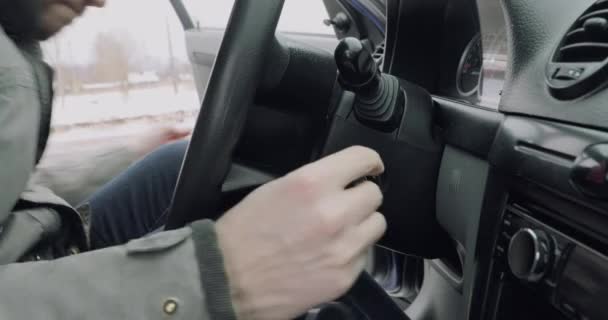 Personen sitter i bilen och vänder nyckeln i tändningslåset — Stockvideo