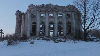 Köy Pyataya Gora, Volosovsky bölgesi, Leningrad bölgesinde Holy Trinity Kilisesi Harabeleri. Kış günbatımı video