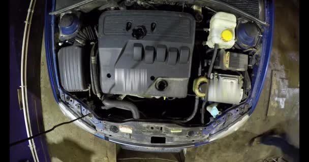 Výměna motorového oleje a filtrů v osobním automobilu, pohled shora — Stock video