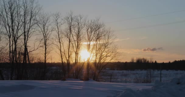 Zonsondergang in de winter in een verlaten plek buiten de stad — Stockvideo