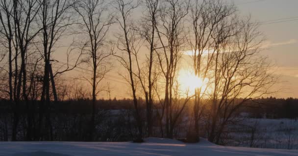 Zachód słońca zimą w opuszczonym miejscu poza miastem — Wideo stockowe