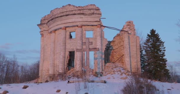Ερείπια του ναού της Αγίας Τριάδος στο χωριό της Pyataya Gora, Περιφέρεια Volosovsky, Περιφέρεια Λένινγκραντ. Χειμώνα βίντεο στο ηλιοβασίλεμα — Αρχείο Βίντεο