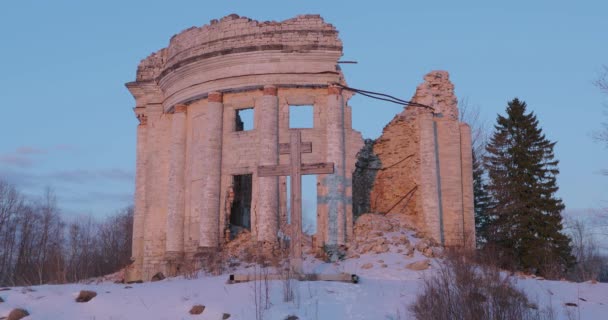 Руины церкви Святой Троицы в селе Пятая Гора Волосовского района Ленинградской области. Зимнее видео на закате — стоковое видео