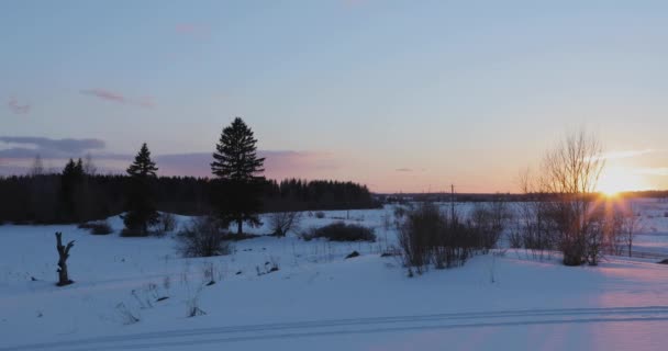 Wintersonnenuntergang an einem einsamen Ort außerhalb der Stadt — Stockvideo