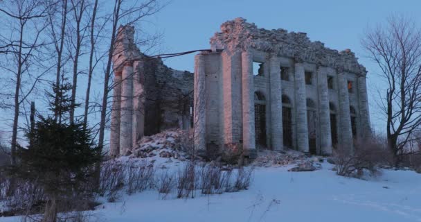 Ruïnes van de kerk van de Heilige Drievuldigheid in het dorp van Pyataya Gora, Volosovsky district, regio Leningrad. Video bij zonsondergang winter — Stockvideo