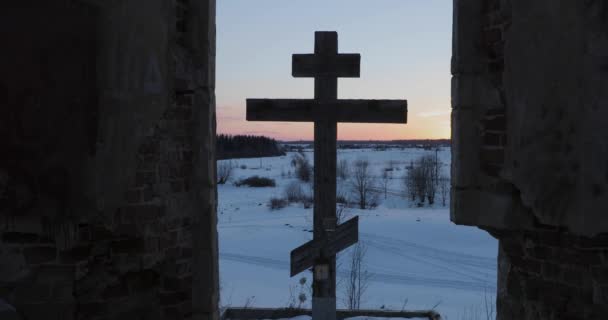 Grande velha cruz ortodoxa de madeira — Vídeo de Stock