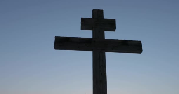 Grande velha cruz ortodoxa de madeira — Vídeo de Stock