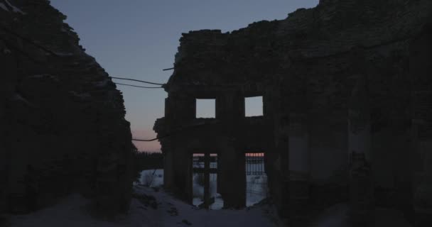 Ruiny kostela Nejsvětější Trojice v obci Pyataya Gora, Volosovsky district, Leningradské oblasti. Zimní video při západu slunce — Stock video