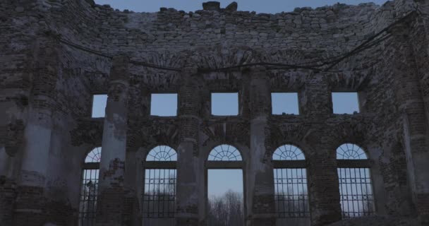 Ruiny kostela Nejsvětější Trojice v obci Pyataya Gora, Volosovsky district, Leningradské oblasti. Zimní video při západu slunce — Stock video