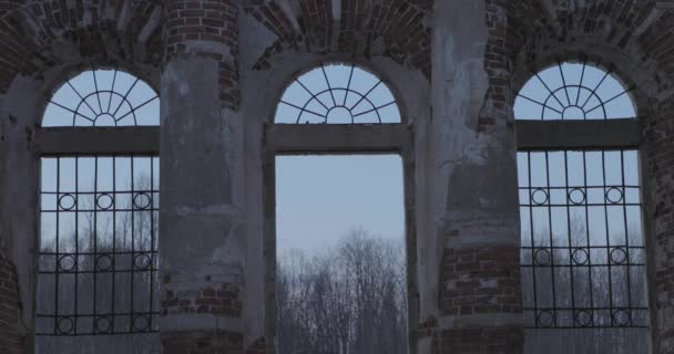 Ruiny kościoła Świętej Trójcy w miejscowości Pyataya Gora, Volosovsky district, Leningrad region. Zima wideo o zachodzie słońca — Wideo stockowe