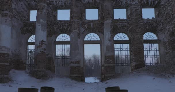 Ruïnes van de kerk van de Heilige Drievuldigheid in het dorp van Pyataya Gora, Volosovsky district, regio Leningrad. Video bij zonsondergang winter — Stockvideo