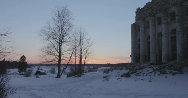 Ruinerna kyrkan av den heliga treenigheten i byn av Pyataya Gora, Volosovsky district, Leningrad region. Vinter video vid solnedgången — Stockvideo