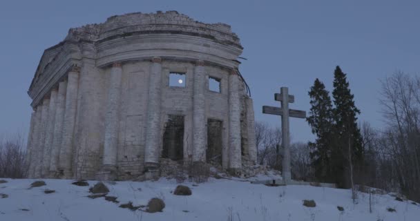 Ερείπια του ναού της Αγίας Τριάδος στο χωριό της Pyataya Gora, Περιφέρεια Volosovsky, Περιφέρεια Λένινγκραντ. Χειμώνα βίντεο στο ηλιοβασίλεμα — Αρχείο Βίντεο