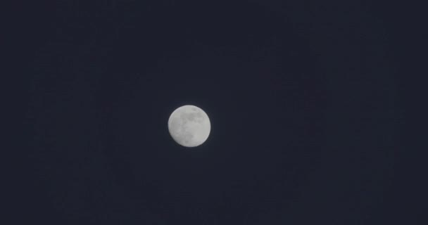 Σελήνη κινείται στον νυχτερινό ουρανό — Αρχείο Βίντεο