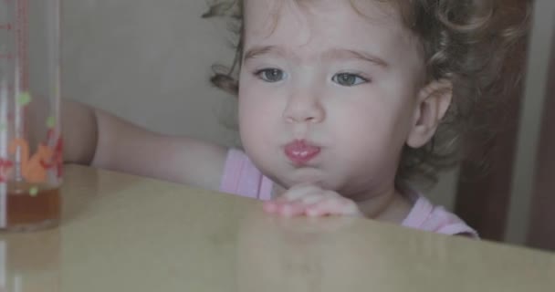 Λίγο σγουρά κορίτσι τρώει καλαμάκια αρτοποιίας — Αρχείο Βίντεο