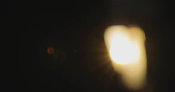 어두운 방에 밝은 태양 광선 — 비디오