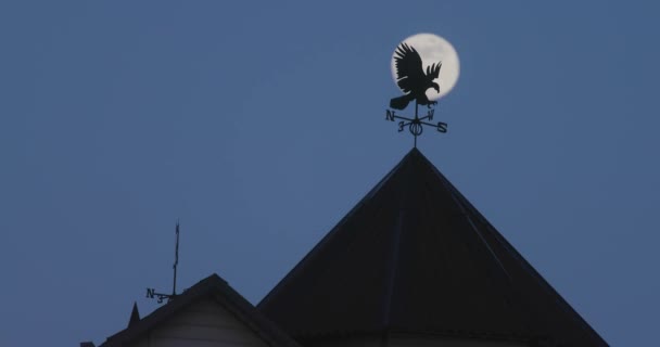 Mond am Nachthimmel über dem Dach des Gebäudes — Stockvideo