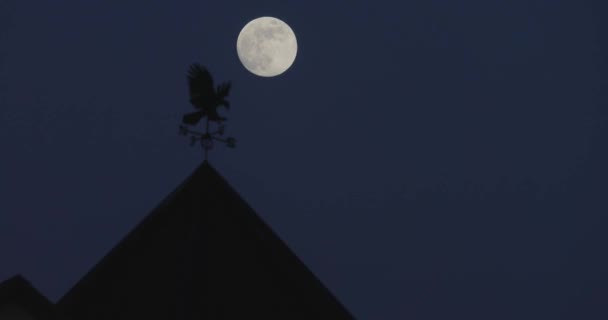 Luna en el cielo nocturno sobre el techo del edificio timelapse video — Vídeo de stock