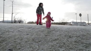 küçük çocuk tepeden aşağı çalışır ve yavaş düşüyor