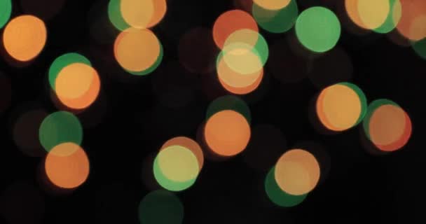 Bokeh pozadí. Blikající Garland vícebarevné abstraktní rozmazané pozadí — Stock video