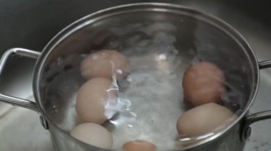 su ile bir tencerede tavuk yumurtası yakın çekim