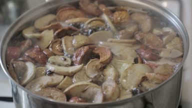 Bir tencerede kaynamaya Komposto içiyorum. ağır çekim video