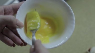 tavuk yumurta bir kapta karıştırarak