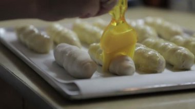 hamur içinde ev yapımı sosis pişirme. Tavuk yumurta sarısı ile bulaşması