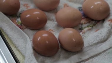 haşlanmış tavuk yumurtası mutfak masasında