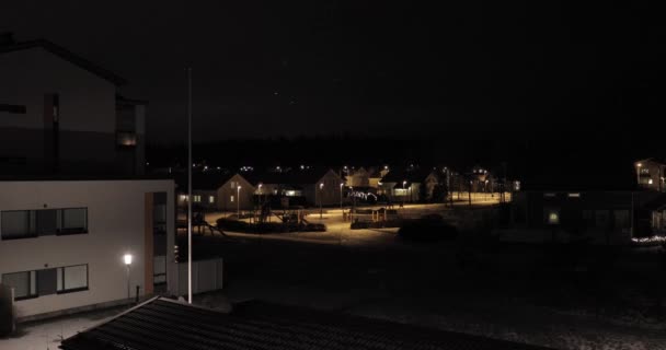 Fogos de artifício no céu noturno sobre casas — Vídeo de Stock