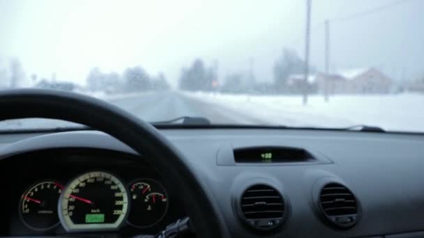 In de cabine van de auto tijdens het rijden in de winter — Stockvideo