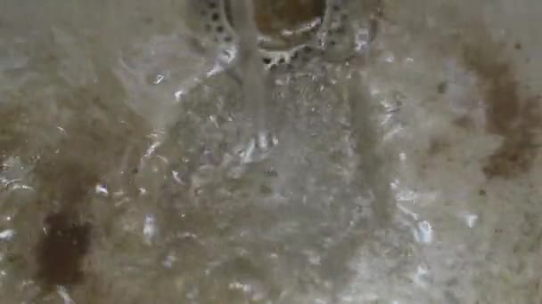 Acqua sporca nel lavandino — Video Stock