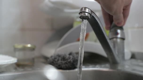 Мытье посуды крупным планом в замедленной съемке — стоковое видео